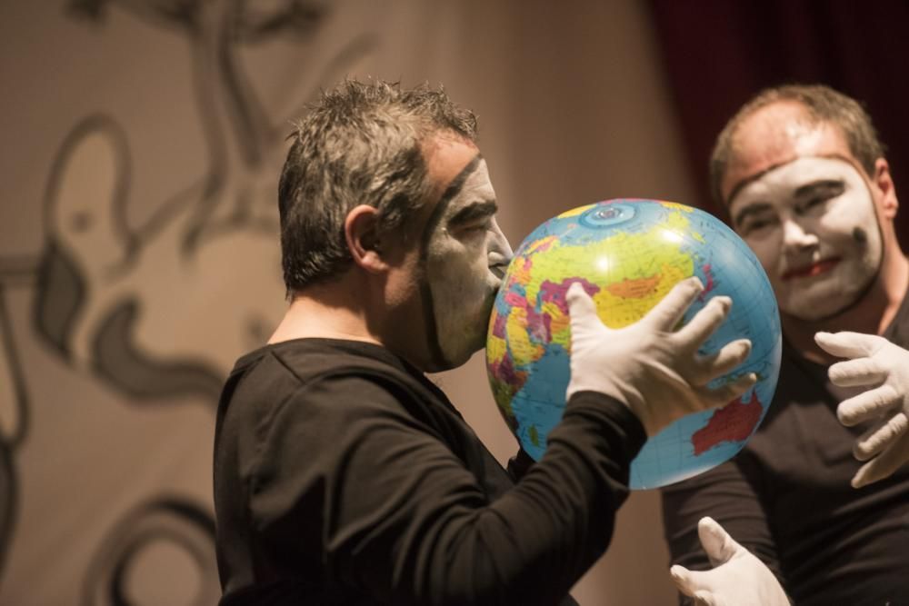 La tarda de circ i teatre a la Llar Sant Joan de Déu mostra el poder transformador de les arts escèniques