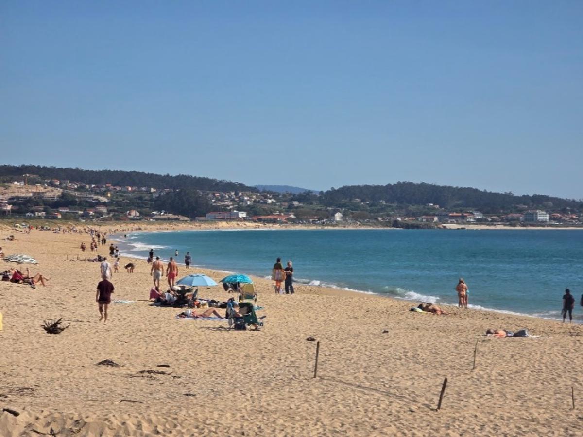 Las playas lucen una imagen veraniega en Viernes Santo. Las playas lucen una imagen veraniega en Viernes Santo.