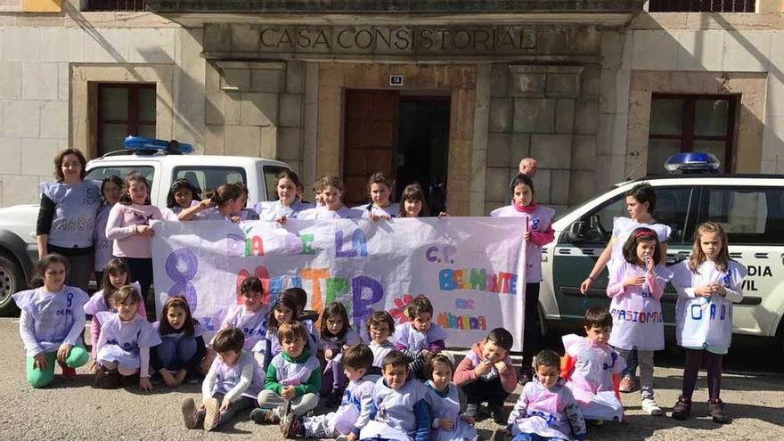 Los escolares de Belmonte, con una pancarta reivindicativa.