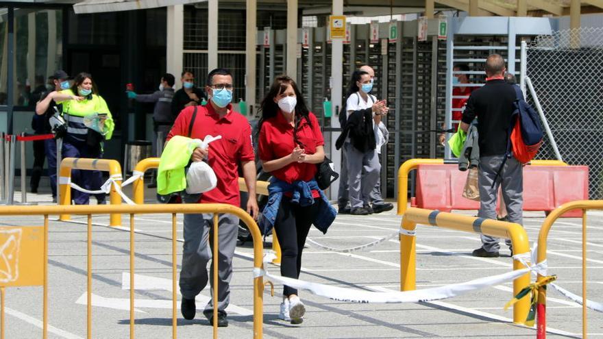 Imatge de treballadors de Nissan marxant aquest 6 de maig de 2020 de la planta de la Zona Franca