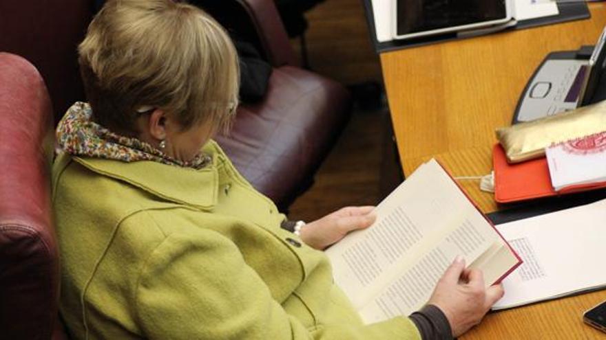 La diputada Ángela Barceló leyendo la novela "El cielo ha vuelto"