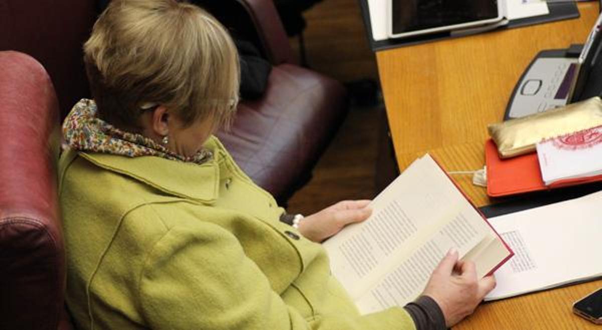 La diputada Ángela Barceló leyendo la novela "El cielo ha vuelto"