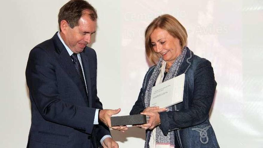 Mariví Monteserín recibe el premio de manos del consejero delegado de Funespaña, Alberto Ortiz, ayer, en Madrid.