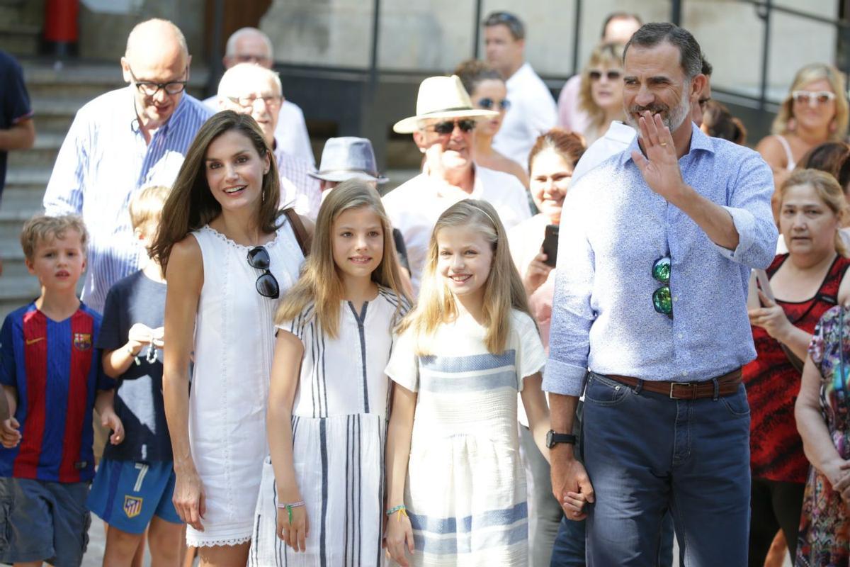 Los Reyes y sus hijas durante un paseo por Mallorca