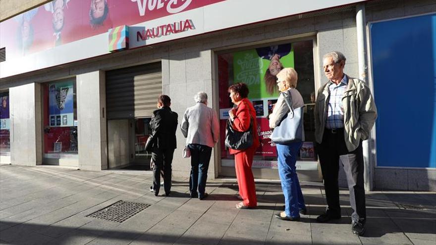 Los viajes del Imserso generan filas en varias agencias de Zaragoza