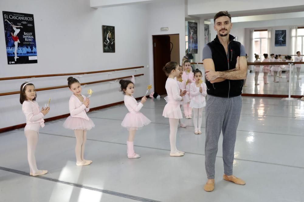 Una treintena de alumnos del conservatorio Copelia, de entre 6 y 14 años, actúan en el famoso ballet de Tchaikovski en la función que el  Ballet Imperial Ruso ofrecerá en Vigo.