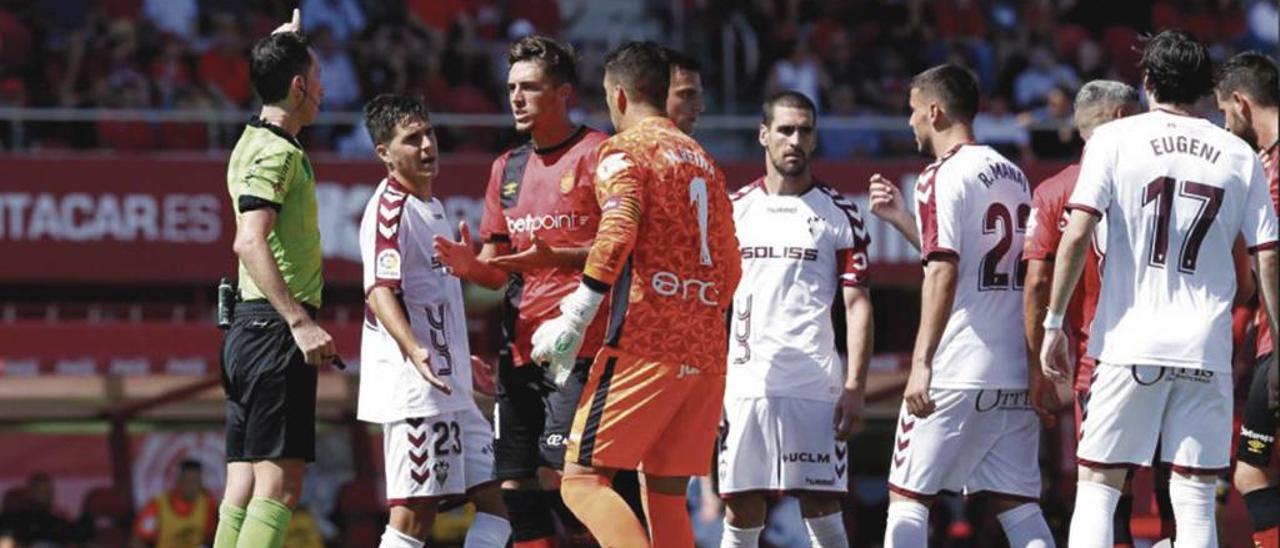 El colegiado vasco Gorka Sagués expulsa a Raíllo durante el partido ante el Albacete.