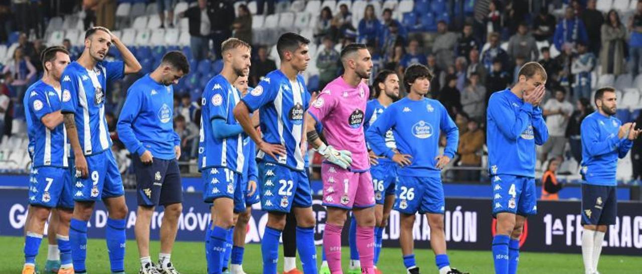 Los jugadores deportivistas se dirigen a la grada el domingo tras la derrota contra el San Fernando. |  // CARLOS PARDELLAS