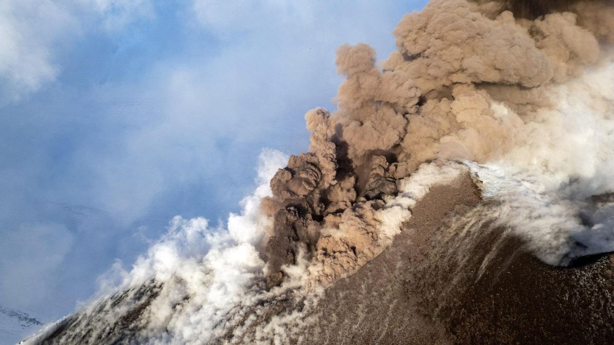 La lava fluye sobre la nieve en el volcán Etna