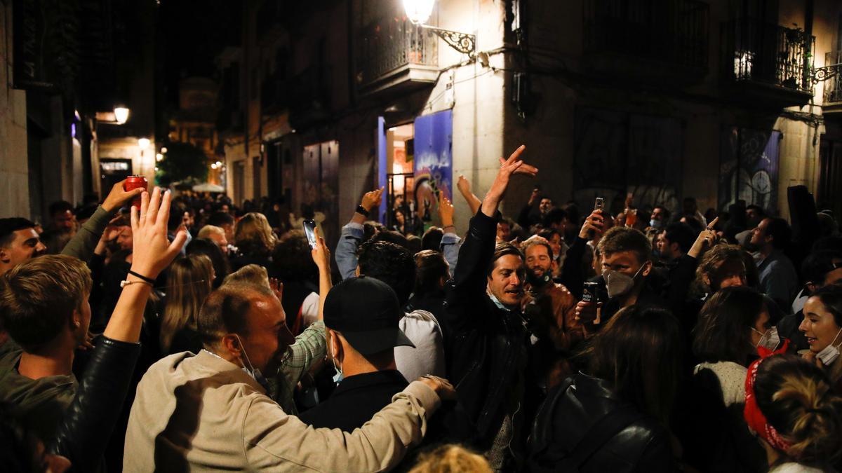 Un dels molts «botellons» que van celebrar-se aquest dissabte a Barcelona