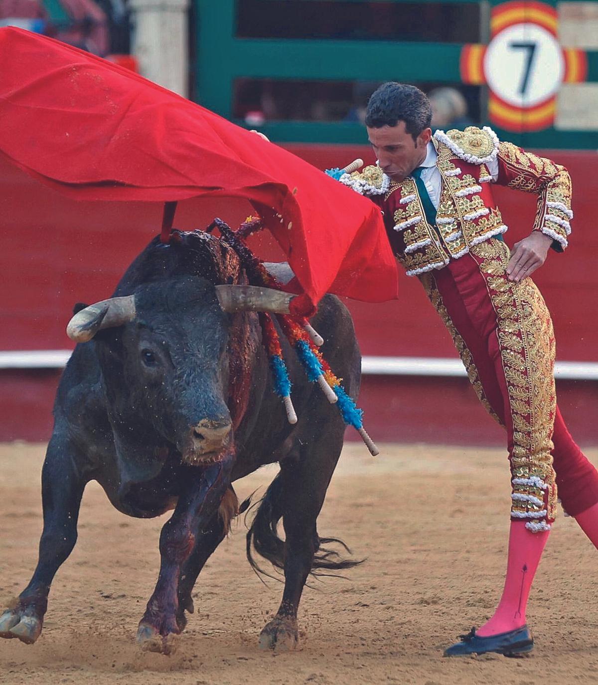 David de Miranda, en un pase por alto en la Feria de Fallas de Valencia.