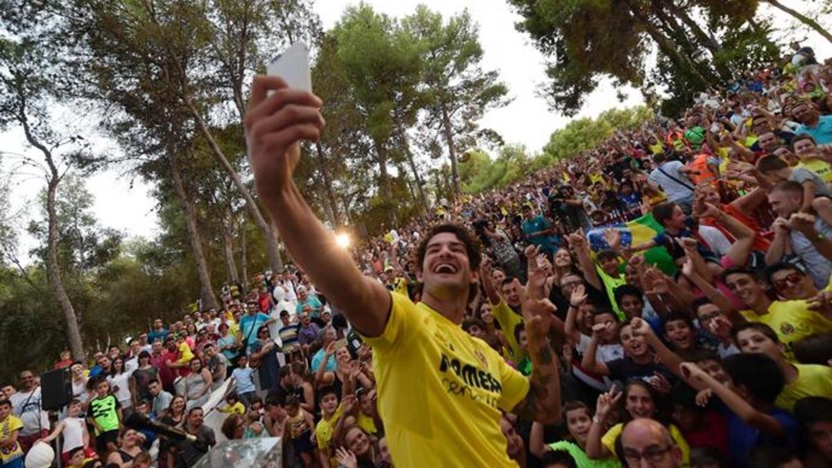 Pato se hizo un 'selfie' con los aficionados que acudieron a su presentación