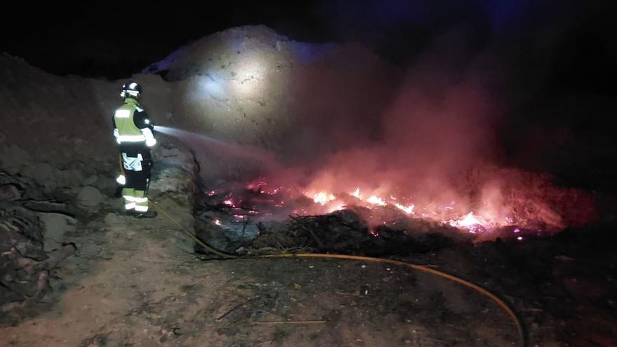 Una quema descontrolada en Sant Antoni alerta a los bomberos