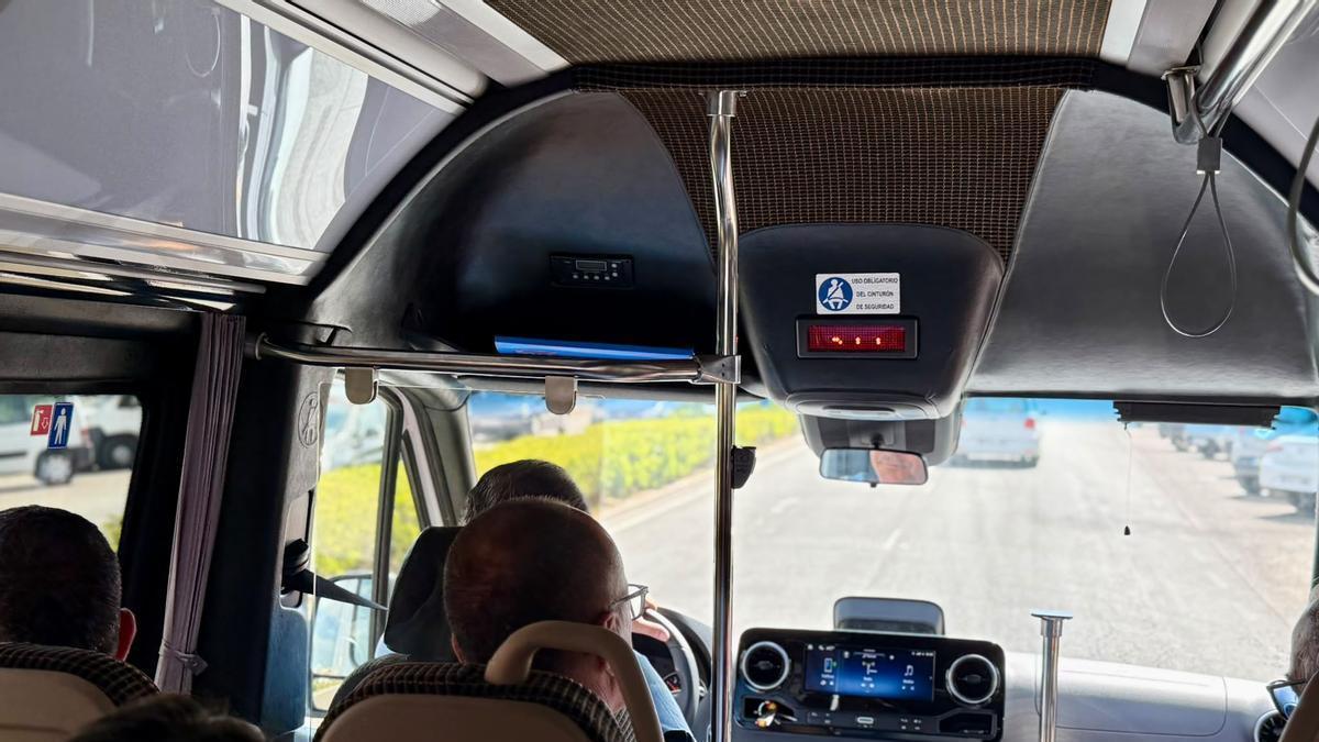 El autobús, durante uno de los trayectos del nuevo servicio en Navalmoral.