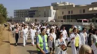 La primera huelga en 25 años cancela 40 operaciones y citas en el hospital de la Ribera