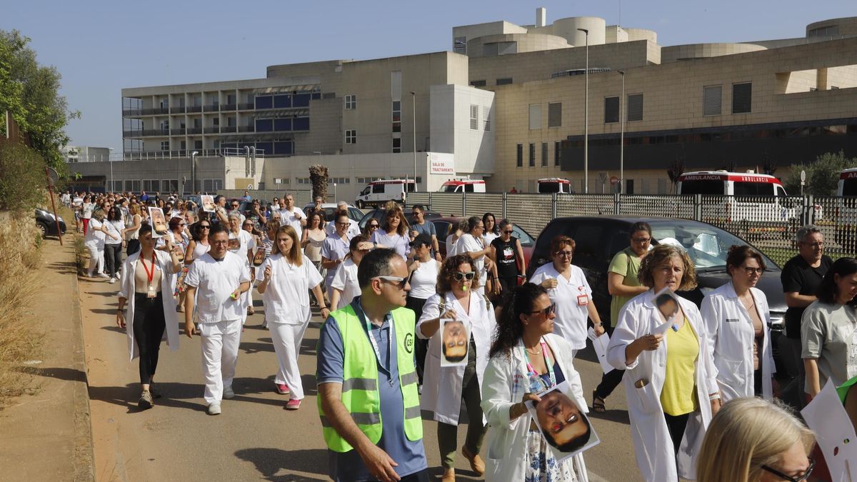 La huelga ha incluido una manifestación, que ha rodeado el hospital.