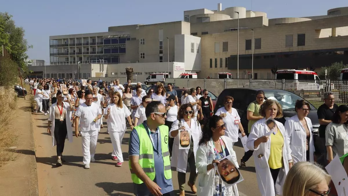 La primera huelga en 25 años cancela 40 operaciones y citas en el hospital de la Ribera
