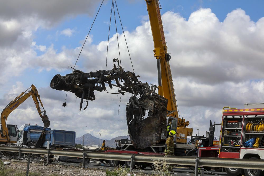 El accidente de la A-7 ha causado tres fallecidos y ha obligado a desviar el tráfico.