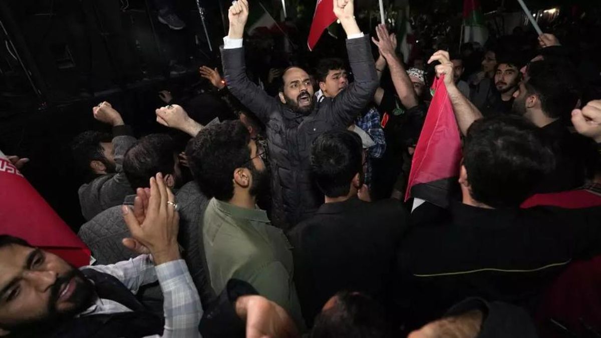 Manifestantes iraníes corean consignas durante una reunión antiisraelí frente a la embajada británica en Teherán.