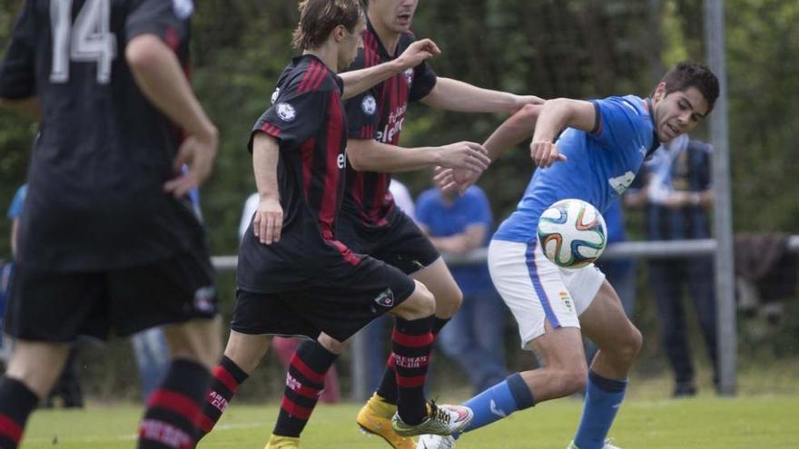 David González, a la derecha, trata de controlar el balón en el partido de ida de la promoción de ascenso del Oviedo B ante el Arenas de Getxo. miki lópez