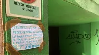 "No es un minuto: es un bloqueo". El acceso del garaje de Donantes de Sangre (entrada por Virgen del Pilar) coloca a Cáceres en el retrovisor de sus malos hábitos al aparcar