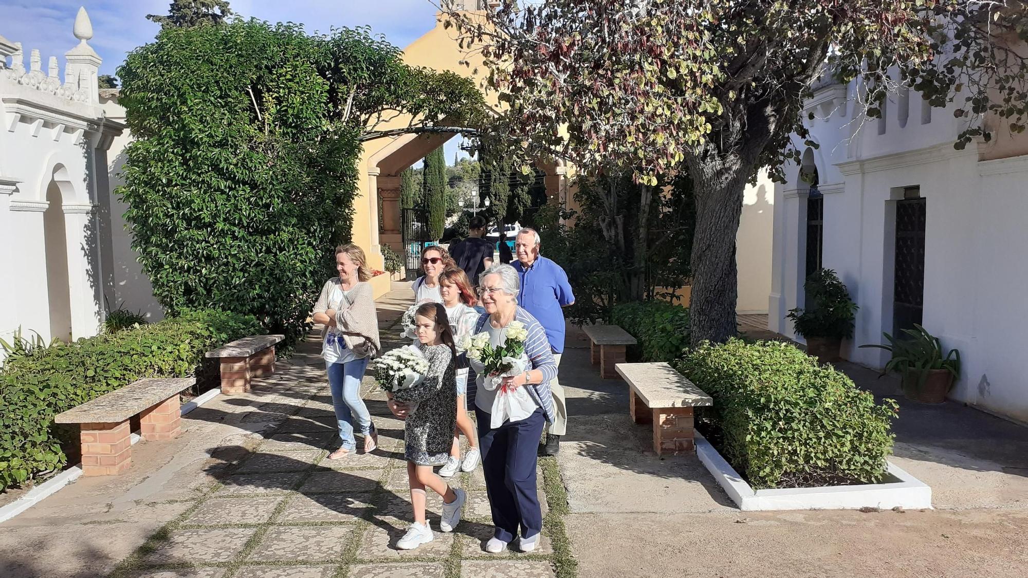 Miles de personas acuden a los cementerios de la Part Forana para honrar a sus difuntos, en imágenes