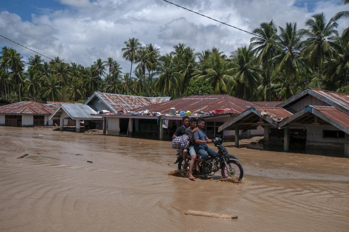 29/04/2019 29 April 2019, Indonesia, Sigi: Men ride a motorcycle through a muddy road after flash floods that hit the area. The death toll from severe flooding and landslides that hit Bengkulu province in Indonesia’s Sumatra island has risen to 29, with 13 listed as missing, an official said on Monday. Photo: Basri Marzuki/Sijori Images via ZUMA Wire/dpa