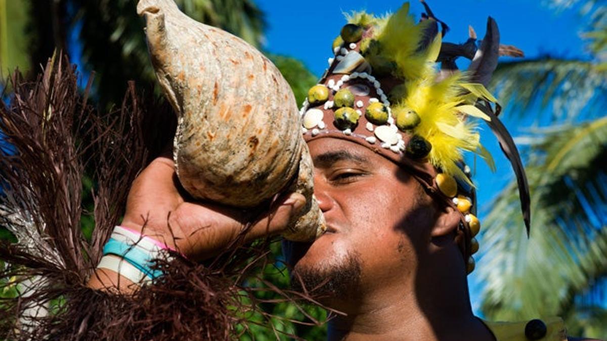 Actor vestido con ropas tradicionales de las Islas Cook en Aitutaki.