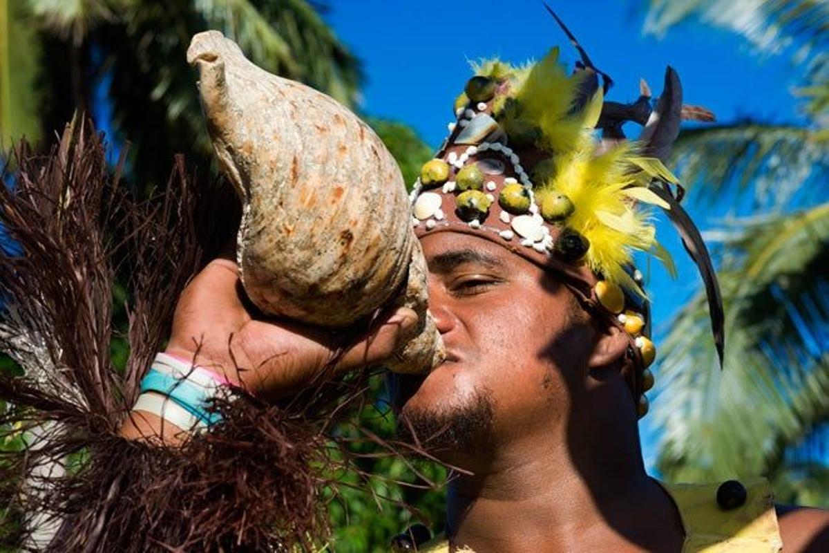 Actor vestido con ropas tradicionales de las Islas Cook en Aitutaki.