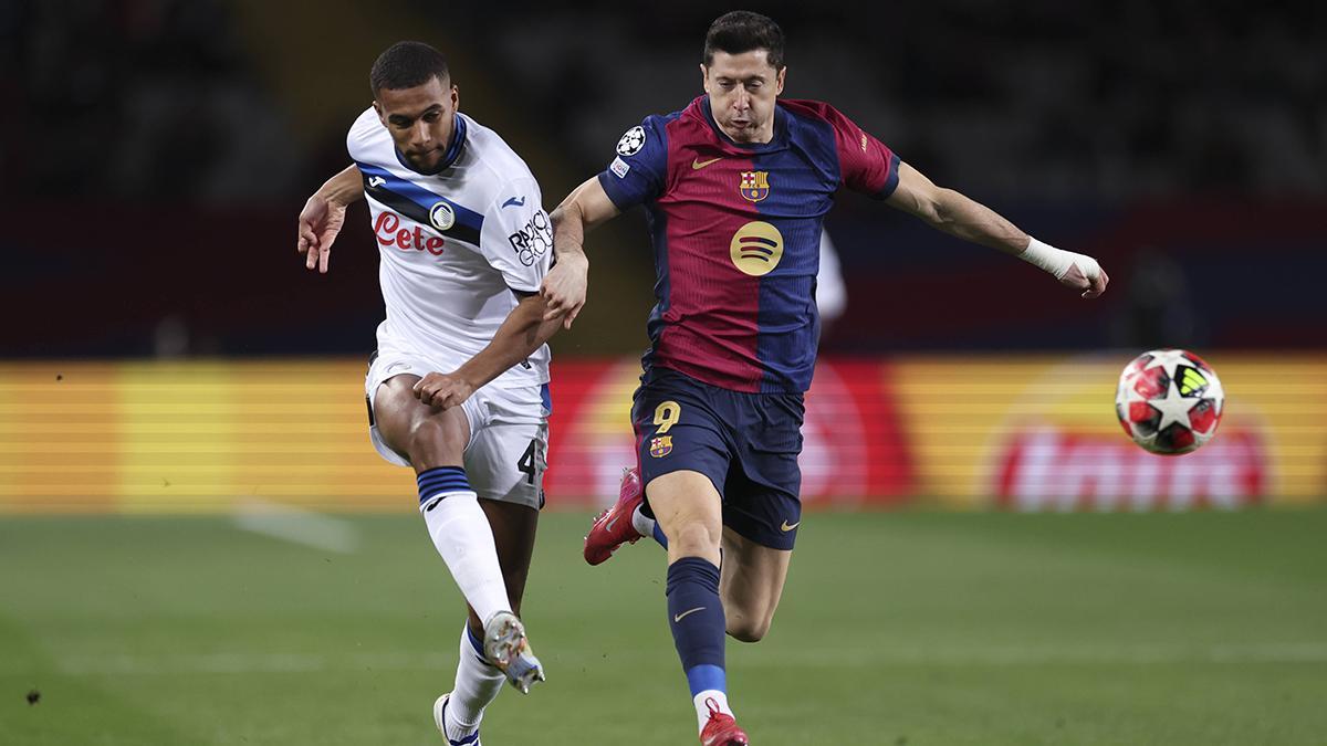 Robert Lewandowski durante el partido entre FC Barcelona y Atalanta