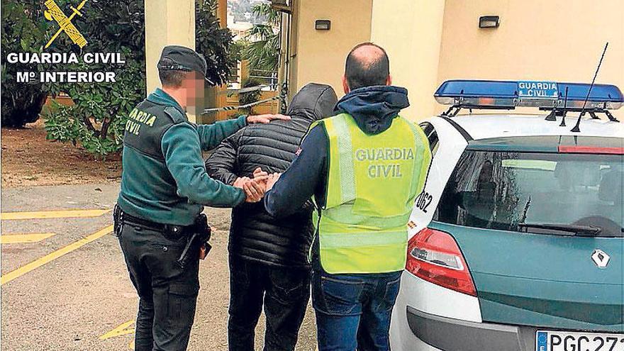 La Guardia Civil con uno de los tres detenidos por robos en Xàbia.