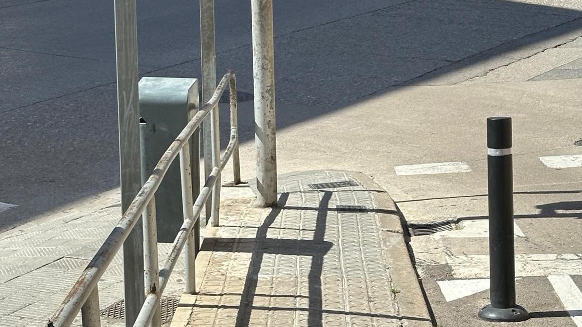 Una vorera amb la mida mínima de pas i amb in semàfor