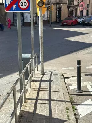 Sis exemples d'obstacles detectats pel Pla d’Accessibilitat de l’Espai públic de Manresa