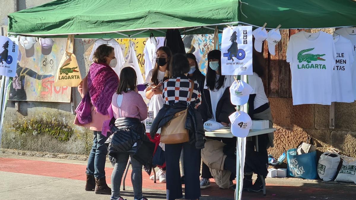 Puesto de alumnos el colegio de Eduardo Pondal con sus marcas contra la violencia.