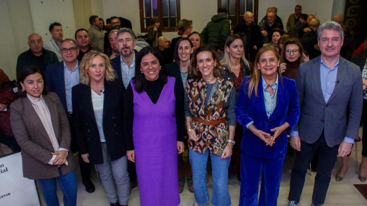 Oradores, invitados y parte del público, una vez finalizada la charla.