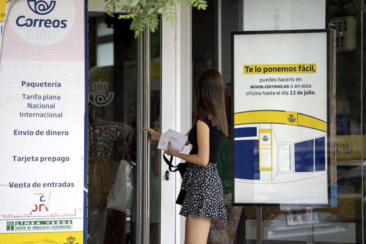 Una joven entra en una oficina de Correos.