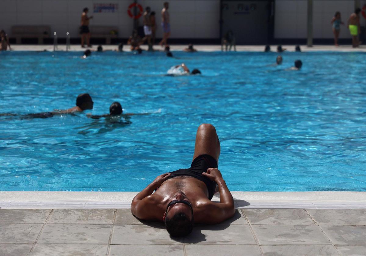 Varios bañistas se refrescan en la piscina municipal de Casa de Campo, a 17 de junio de 2022, en Madrid, (España). La ola de calor se ha recrudecido este viernes 17 de junio antes de iniciar su caída con temperaturas que bajarán hasta 10ºC el domingo. Las