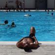 Varios bañistas se refrescan en la piscina municipal de Casa de Campo, a 17 de junio de 2022, en Madrid, (España). La ola de calor se ha recrudecido este viernes 17 de junio antes de iniciar su caída con temperaturas que bajarán hasta 10ºC el domingo. Las