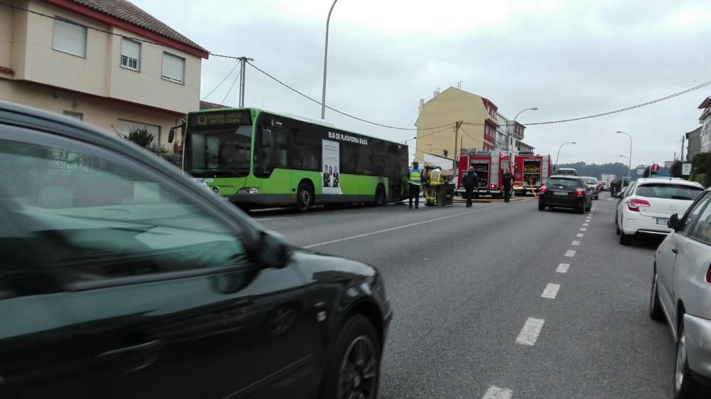 Incendio de un Vitrasa en Chapela