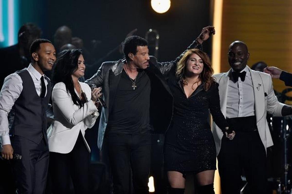 Lionel Richie posa junto a los cantantes que le homenajearon en los Grammy 2016.