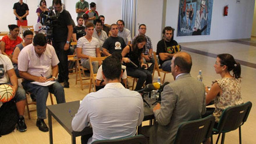 El alcalde Cardona, de espaldas, durante la  presentación de la candidatura. i LUIS DEL ROSARIO