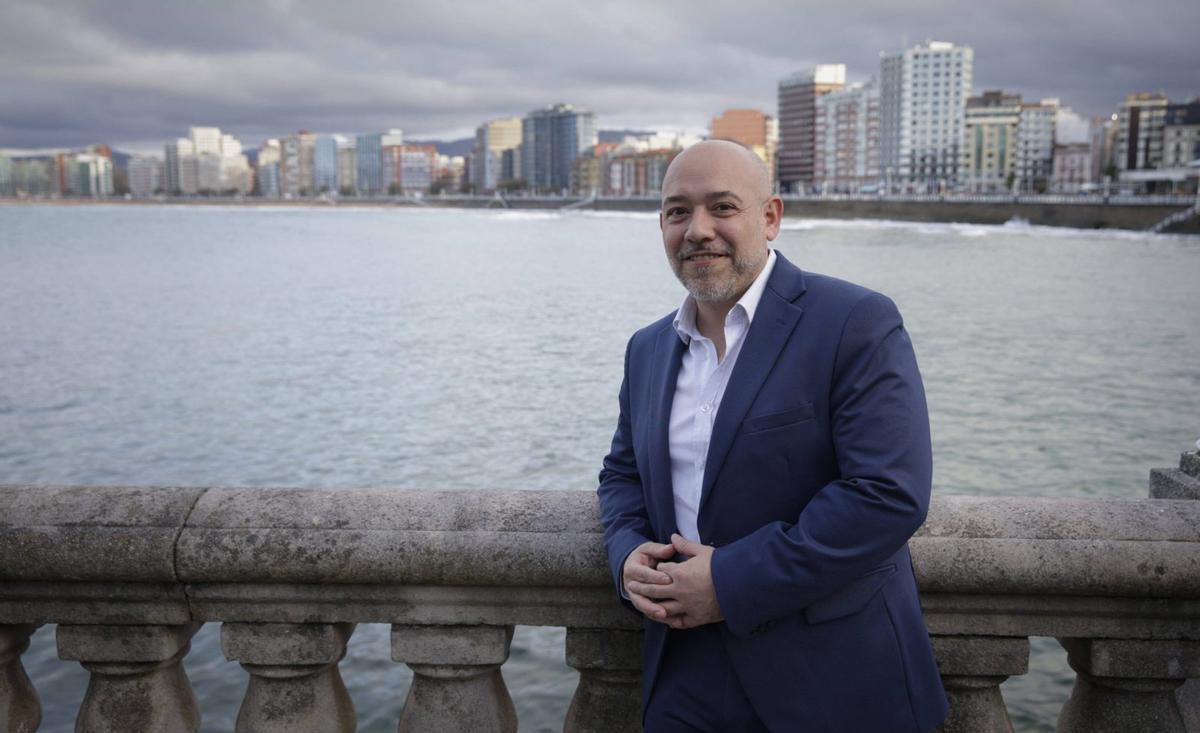 El concejal Rodrigo Pintueles, con la playa de San Lorenzo al fondo.