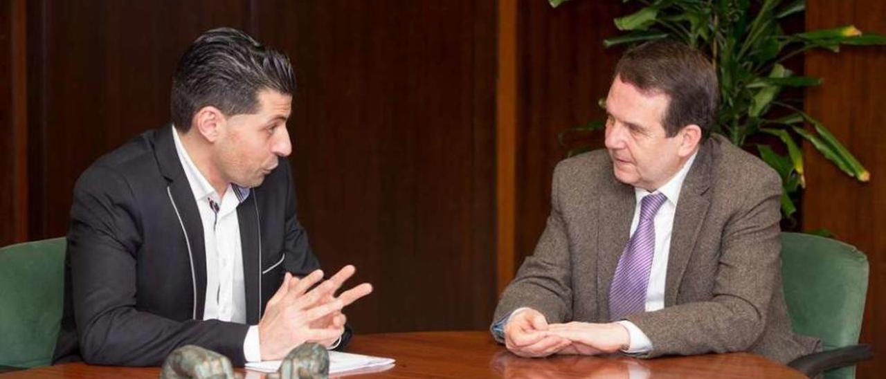 Díaz y Caballero charlan, durante su reunión de ayer en Vigo. // Ricardo Grobas