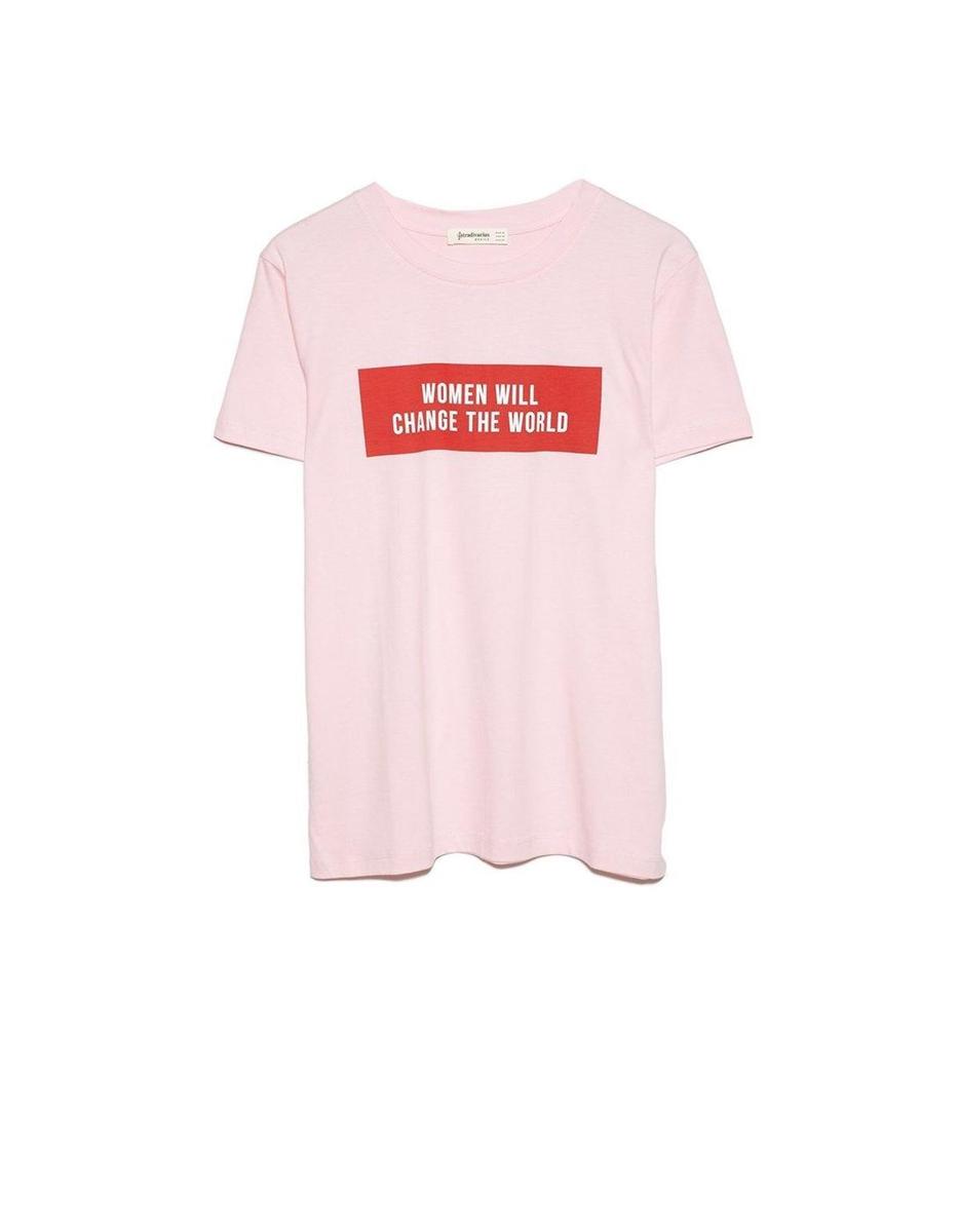 Camiseta rosa de manga corta con mensaje de Stradivarius. (Precio: 5, 99 euros)