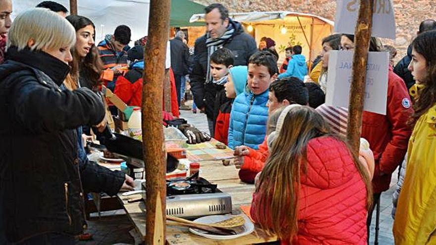 Visitants en una de les parades del certamen a la plaça de l&#039;Església, l&#039;any passat