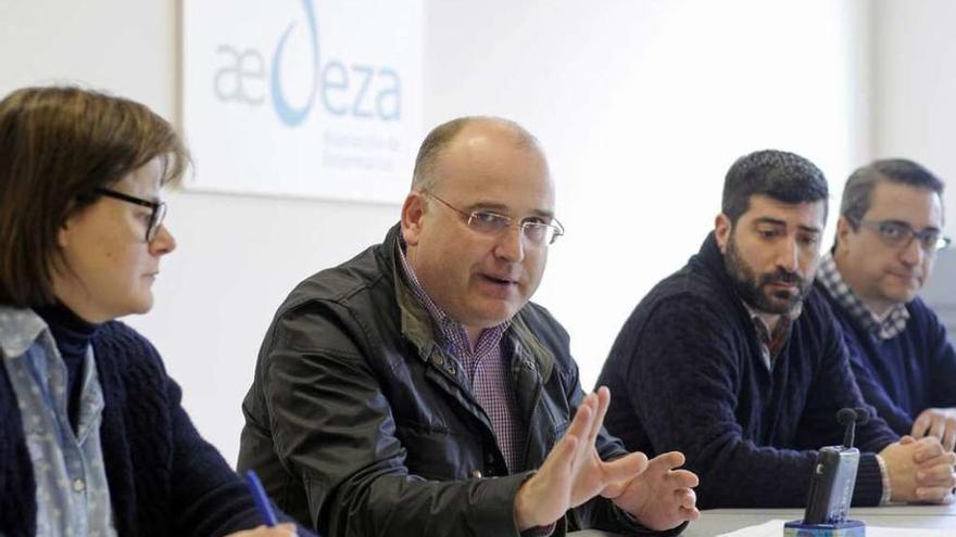 Chus García, Antonio Lamas, David Campos y Secundino Jar, ayer, en la sede de la AED. // Bernabé/Javier Lalín