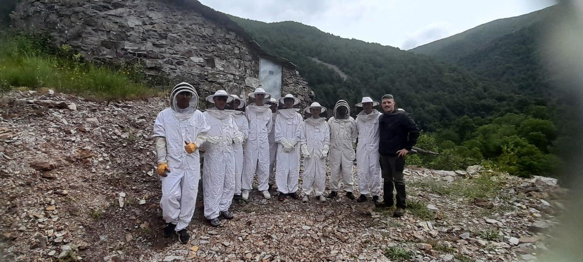 Foto de grupo junto al cortín restaurado.