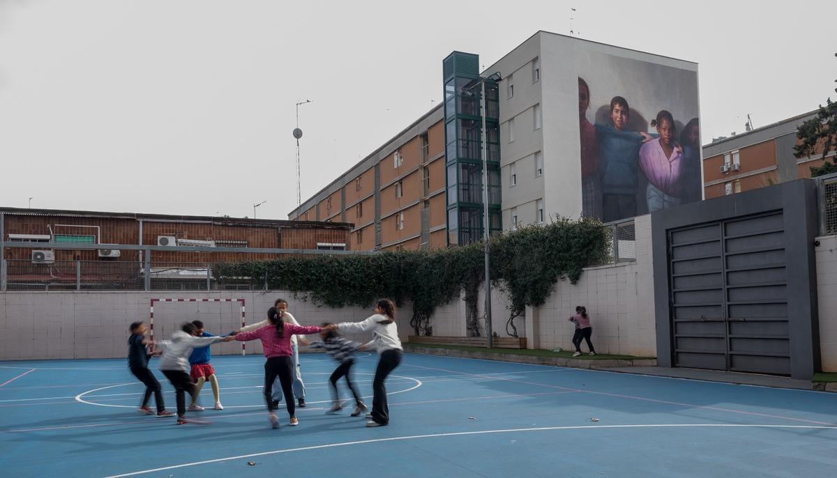 Alumnado de la escuela Concepción Arenal en el patio, esta semana.