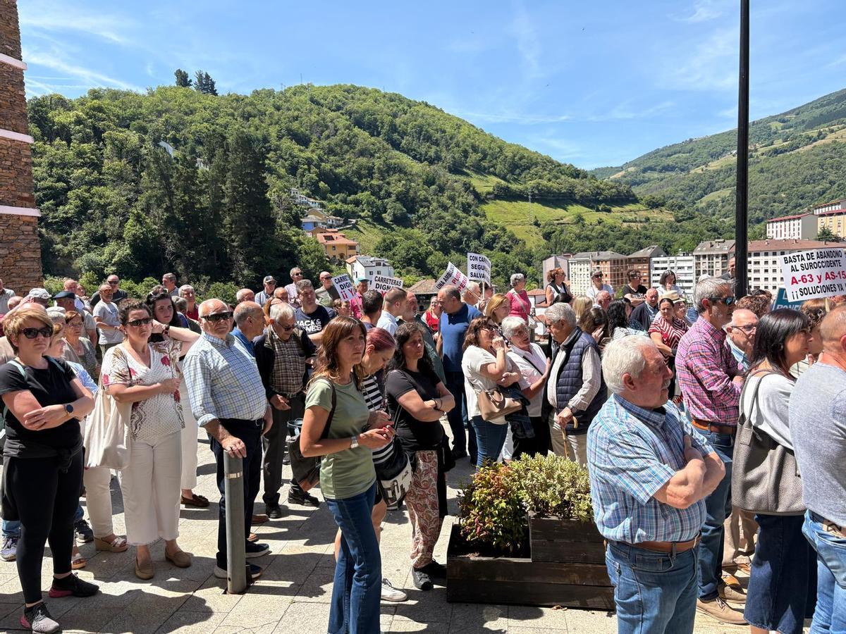 Así fue la manifestación en Cangas del Narcea para exigir unas carreteras dignas