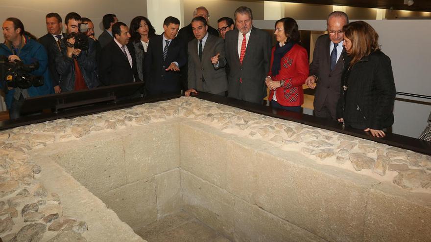 Las autoridades junto a un enterramiento fenicio.